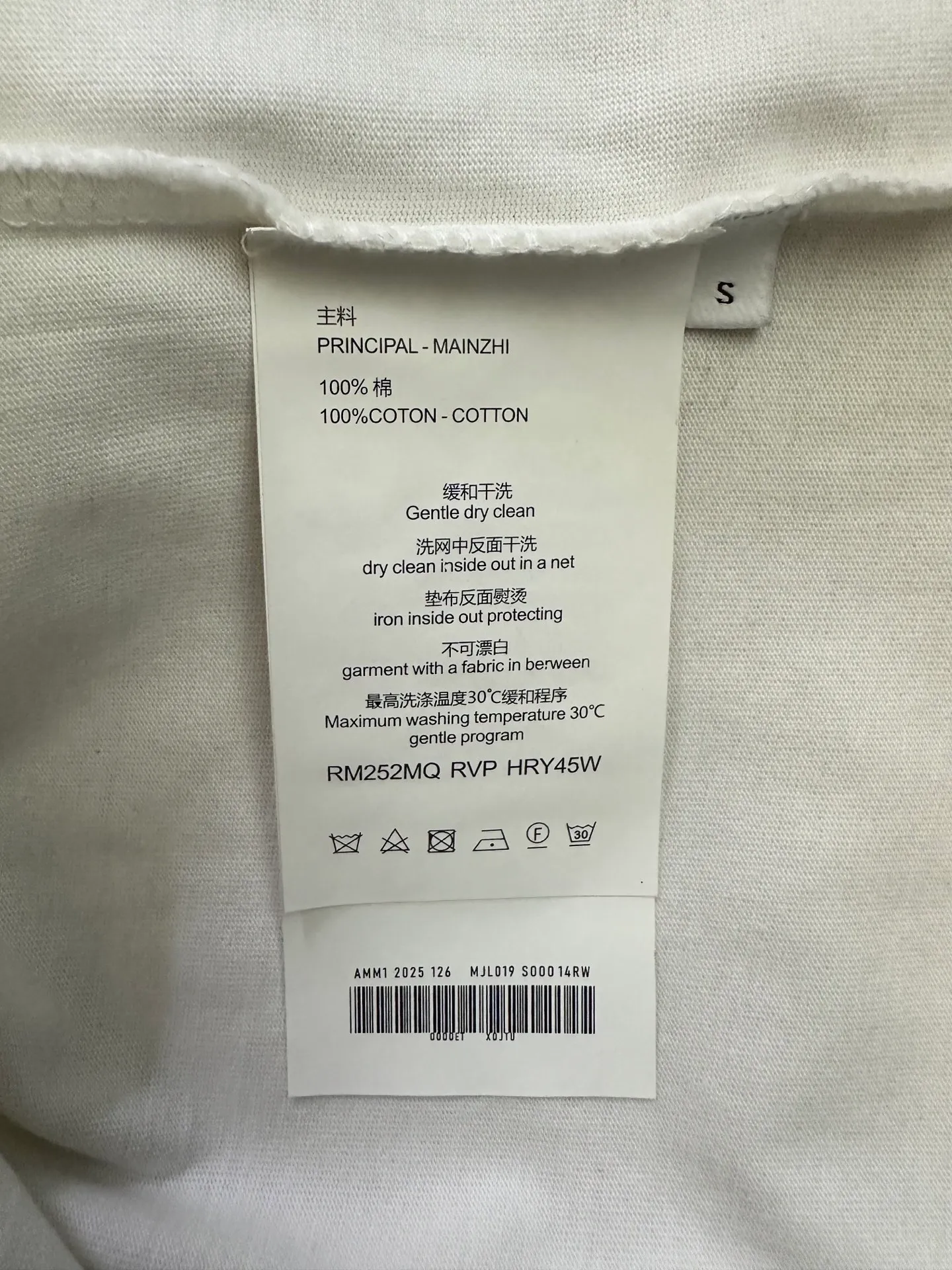 P300 Chrome Hearts 25ss flocked logo letter round neck long-sleeved T-shirt. Fabric is high-definition, super heavyweight cotton, double yarn compact Xinjiang cotton. Weight: 320 grams. Clean cloth surface. Clear cloth texture. Tight feel. Stiff. High color fastness. No deformation. No discoloration. Customized hardware. Thread. Accessories. Alignment. Same style for men and women. -Color: Black White -Size: XS S M L